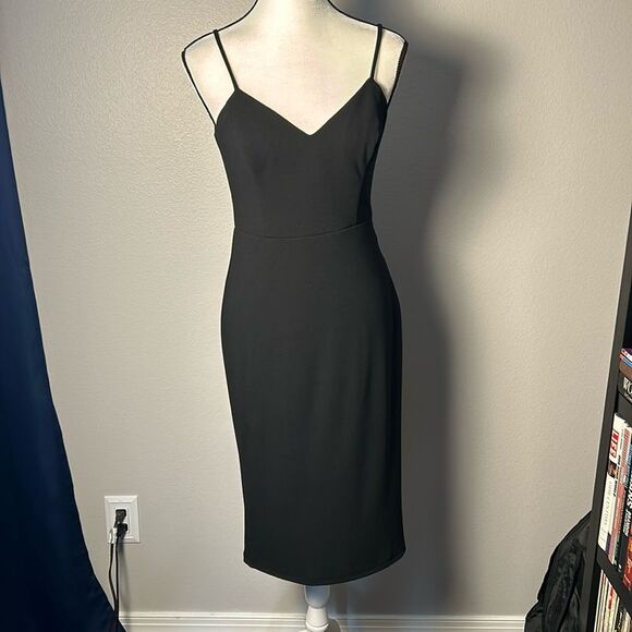 Lulus Dresses & Skirts - Lulu's LBD with Bow Detail in Back sz M